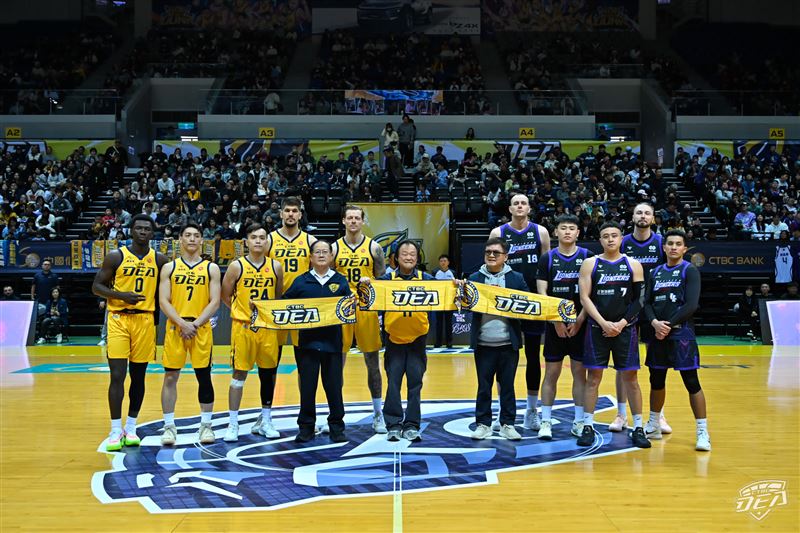 中信育樂董事長陳國恩（左4）、立委王世堅（中）與TPBL會長莊瑞雄（右4）與雙方球隊先發五人合影。（圖／中信特攻提供）