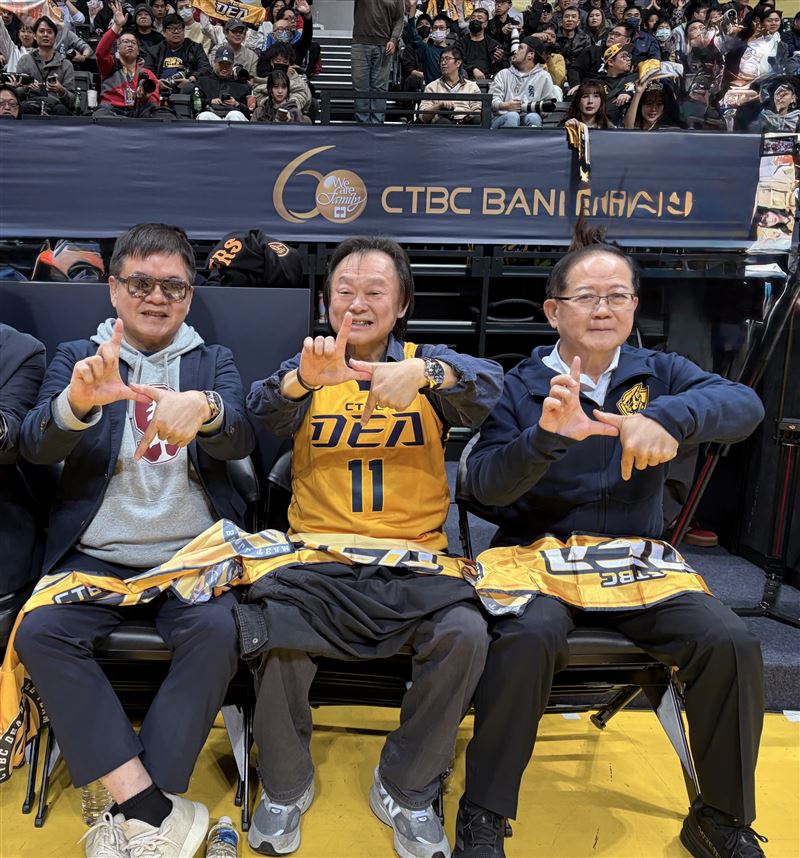 中信育樂董事長陳國恩（右）、立委王世堅（中）與TPBL會長莊瑞雄（左）一起為中信特攻應援。（圖／中信特攻提供）