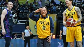 中信特攻新聞稿－中信育樂董事長陳國恩（左4）、立委王世堅（中）與TPBL會長莊瑞雄（右4）與雙方球隊先發五人合影。（圖／中信特攻提供） 