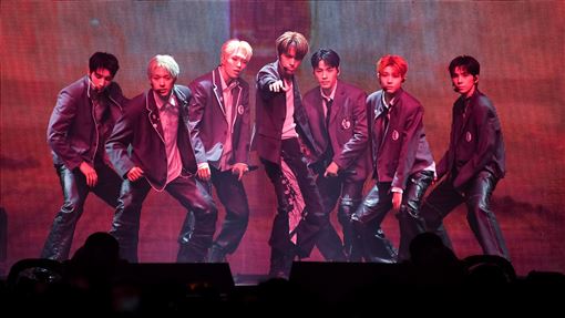 NEXZ秀肌肉　翻跳Stray Kids神曲粉絲暴動