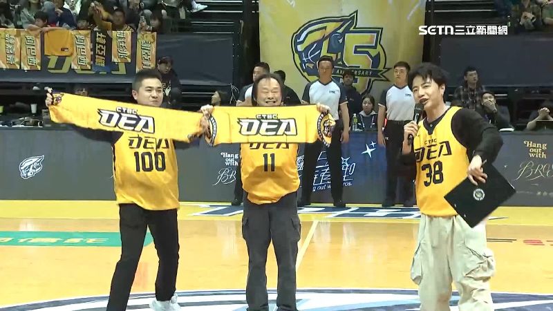 立委王世堅擔任TPBL新北中信特攻開球嘉賓