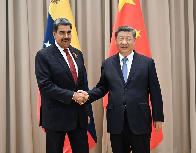 先前習近平（右）與委內瑞拉總統馬杜洛（左）握手，如今馬杜洛被美國抓走。（圖／翻攝自新華社）