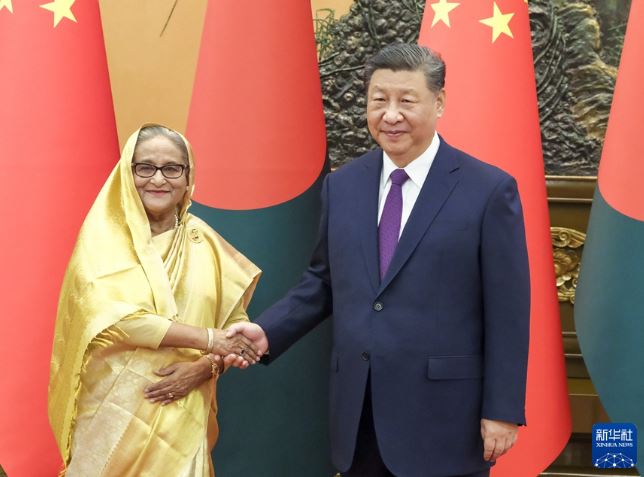 習近平（右）與孟加拉總理哈希納（左）握手，如今哈希納逃亡印度。（圖／翻攝自新華社）
