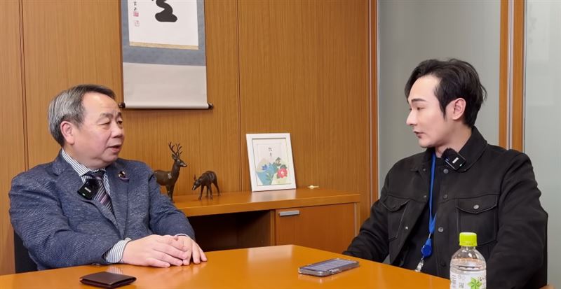 石平（左）接受網紅八炯（右）專訪。（圖／翻攝自攝徒日記Fun TV YouTube頻道）