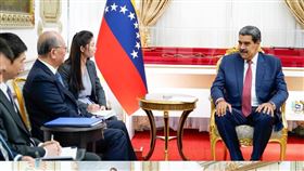 委內瑞拉總統馬杜洛（右）2日在總統府會見中國特使邱小琪（左）率領的代表團。（圖取自facebook.com/NicolasMaduro）