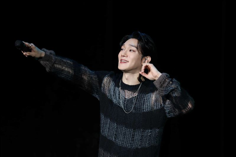 唱到高潮處，CHEN邀請粉絲一起站起來嗨。（圖／INB100提供）