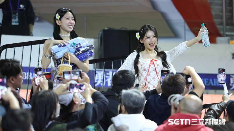 Fubon Angels韓籍成員李雅英在看台唱自己的單曲《哇塞》。（圖／記者劉彥池攝影）