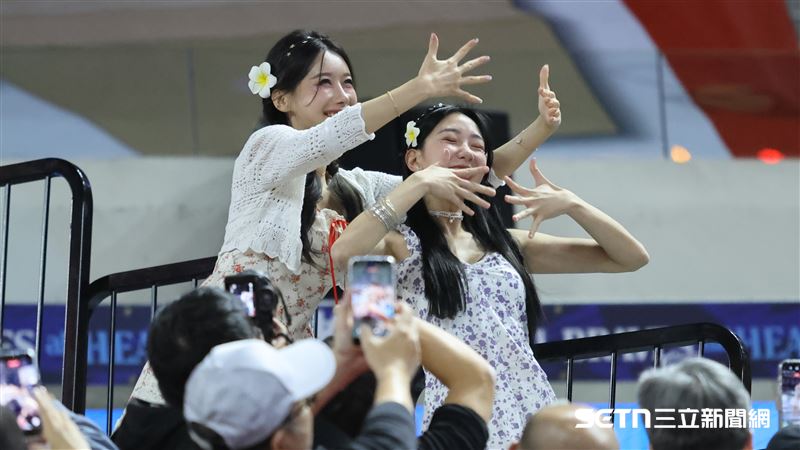 Fubon Angels檸檬在看台和李雅英一起跳《哇塞》的舞蹈。（圖／記者劉彥池攝影）
