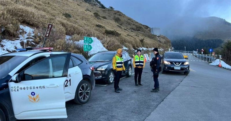 武嶺違規停車問題嚴重，轄區警方嚴格取締。（圖／太管處提供）