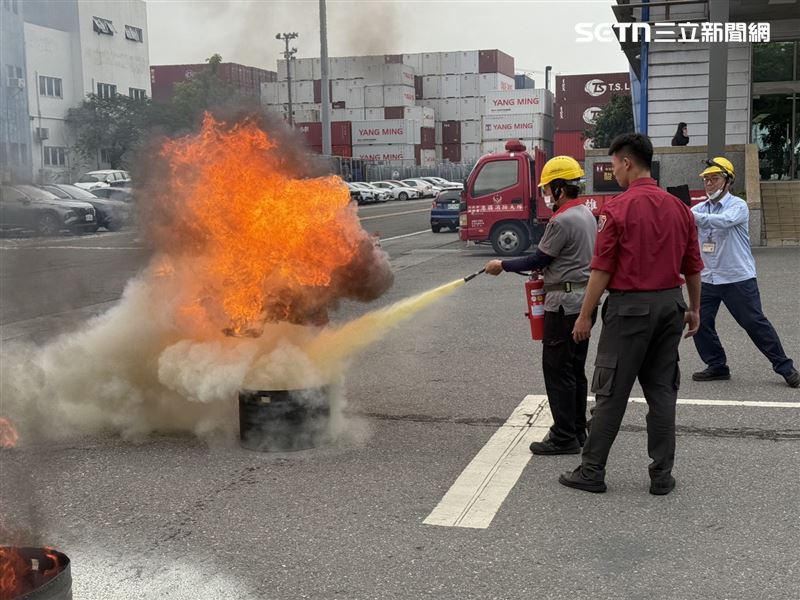 人離火熄！高雄港消防實演「油鍋滅火」　有獎徵答強化防火意識（圖／翻攝畫面）