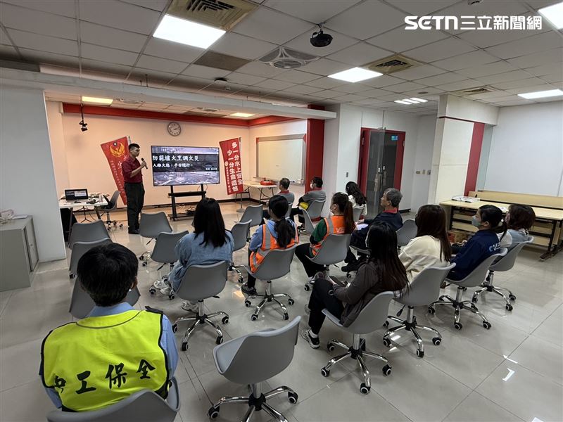 人離火熄！高雄港消防實演「油鍋滅火」　有獎徵答強化防火意識（圖／翻攝畫面）