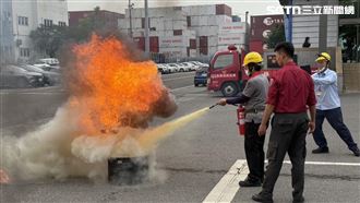 高雄港消防實演：油鍋滅火　宣導人離火熄
