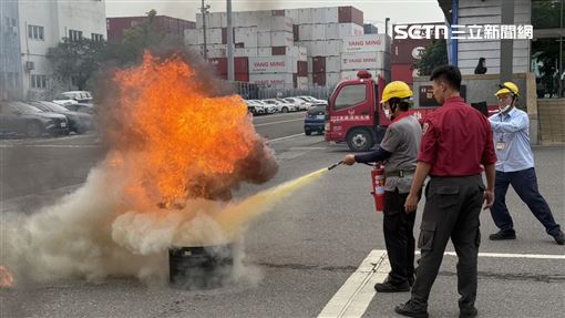 高雄港消防實演：油鍋滅火　宣導人離火熄