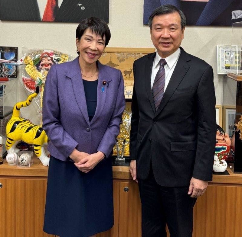 駐日代表李逸洋曬出與高市早苗合影。（圖／翻攝自李逸洋臉書）