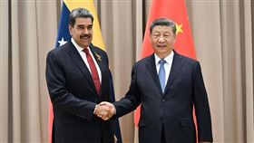 先前習近平（右）與委內瑞拉總統馬杜洛（左）握手，如今馬杜洛被美國抓走。（圖／翻攝自新華社）

