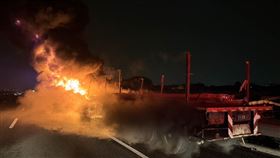 國道1號員林段嚴重車禍，5車追撞引發火燒車意外。（圖／翻攝畫面）