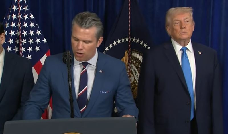 美國戰爭部長在記者會上說明委內瑞拉空襲行動。(圖／翻攝@realDonaldTrump)