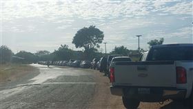 委內瑞拉在總統馬杜洛遭美國逮捕後，國內民眾出現排隊加油潮，受訪台商表示當地動不動就缺油，因此遇到如此大事，大家都先搶著加油。（圖／委內瑞拉台上游先生提供）