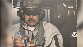 馬杜洛「雙手上銬」狼狽照曝！川普揭密：CIA 布局數月、三角洲部隊收網。(圖／翻攝@realDonaldTrump)