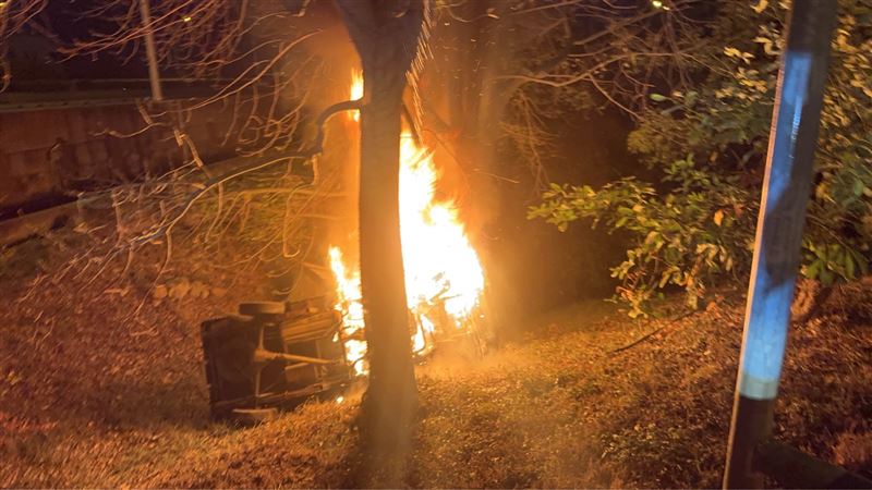 小貨車滑落邊坡起火燃燒。（圖／翻攝畫面）