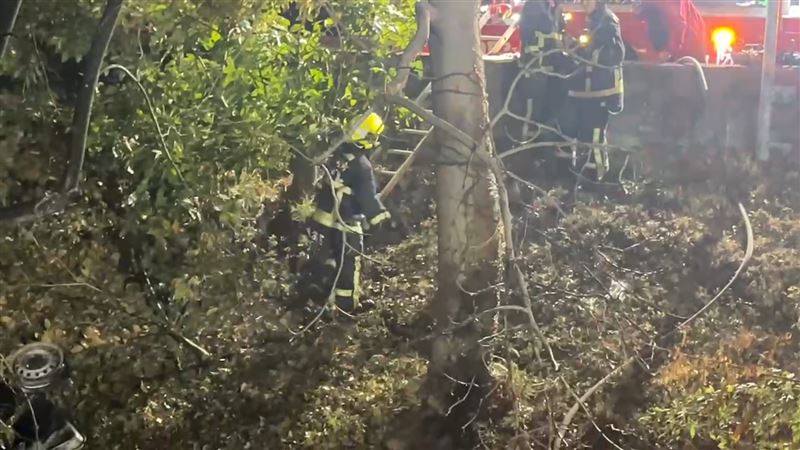 一度傳出僅尋獲1人、另1人失蹤的消息，經警消地毯式搜索與詳細勘驗後，最終確認2人皆受困車內罹難。（圖／翻攝畫面）