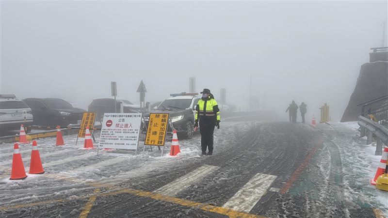 合歡山執勤女警「冷到站內八」，讓網友相當心疼。（圖／翻攝自中橫路況交通資訊站臉書）