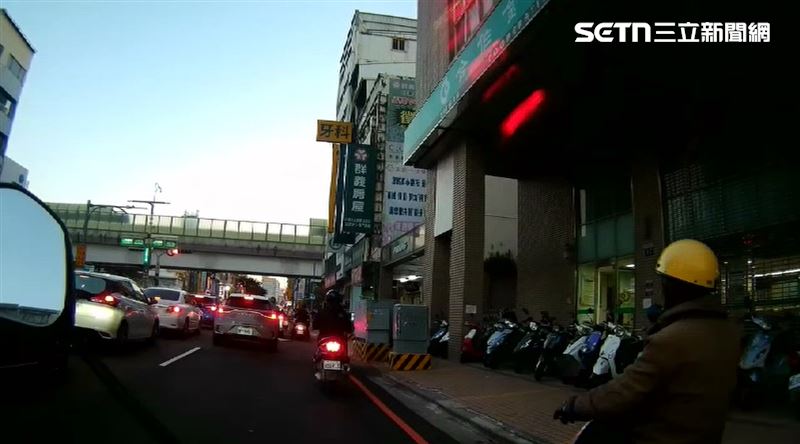台中警執行巡邏勤務時，發現曾姓老翁騎乘的機車車牌模糊不清，上前攔查意外發現老翁是失蹤人口。（圖／翻攝畫面）