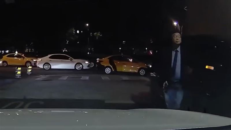 前立委邱毅座車在仁愛路31巷違規停車。（圖／翻攝自臉書《爆料公社》）