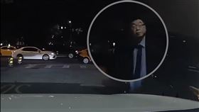 前立委邱毅座車在仁愛路31巷違規停車。（圖／翻攝自臉書《爆料公社》）