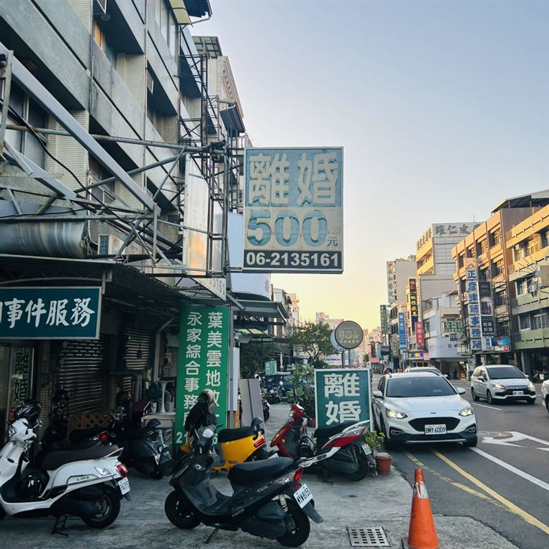 台南一個寫著「離婚500」的泛白招牌意外引發日本旅客朝聖、打卡。（圖／翻攝自X平台 @bonkuretaiwan）