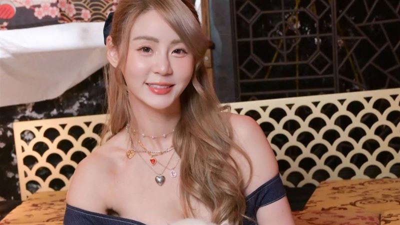 短今性感趴床雙球溢出　辣洩大片雪白春光