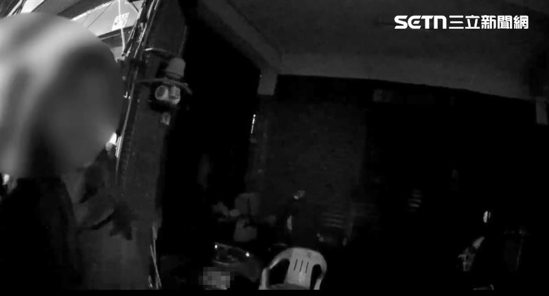 27歲長髮男深夜喝酒喧嘩遭報警，警方一查竟是逃兵通緝犯。（圖／翻攝畫面）