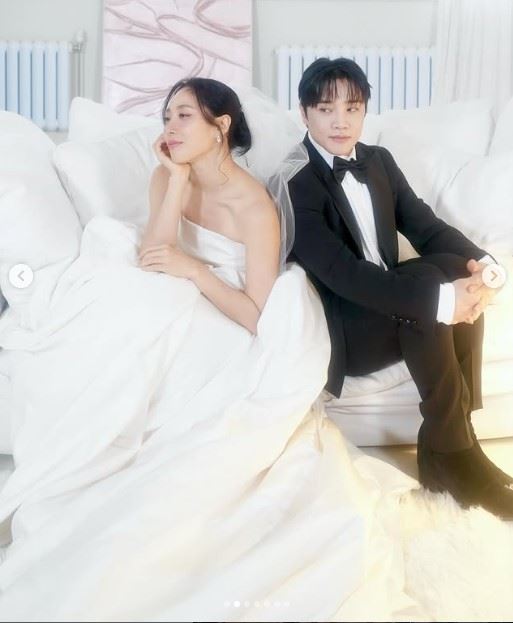 崔容俊（右）、Lia Kim（左）突曬婚紗照，引發K-POP圈一片震驚。（圖／翻攝自IG @liakimhappy、tamzin_choi）