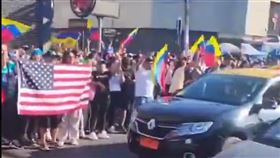 委內瑞拉民眾對川普行動多數保持樂觀，並開心馬杜洛政權結束，期待經濟困窘情況能翻轉。（圖／翻攝自X平台 @ReviewsPossum）