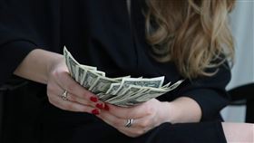 全台資金更加聚焦投等債標的，其中產業債部分以金融債最受矚目，也推動國泰10Y+金融債規模上升，成為追求穩定的退休族及存股族首選。（示意圖/ PIXABAY）