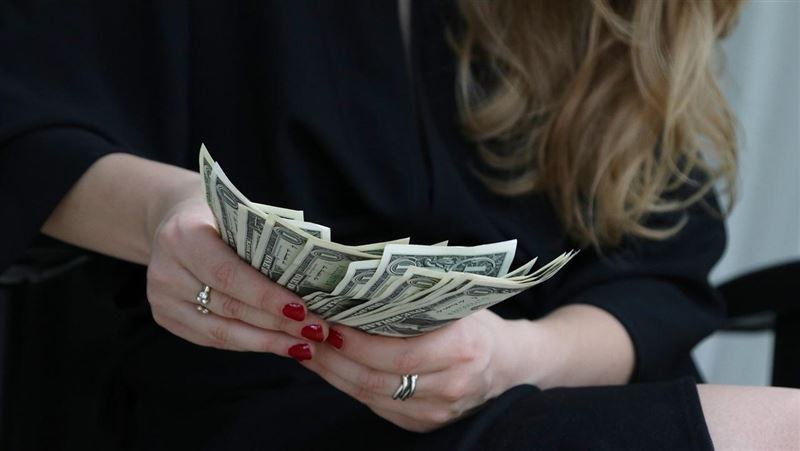 全台資金更加聚焦投等債標的,其中產業債部分以金融債最受矚目,也推動國泰10Y+金融債規模上升,成為追求穩定的退休族及存股族首選。(示意圖/ PIXABAY)