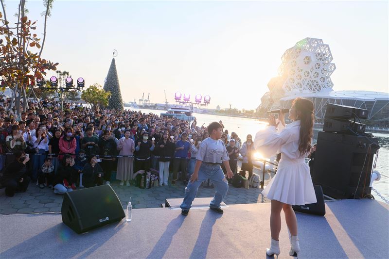 丁噹邀泰武原民弟弟台上熱辣尬舞！（圖／相信音樂提供）