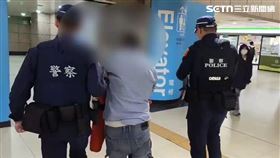新北李翁誤闖板橋車站女廁上大號，因通緝身分遭解送歸案。（圖／翻攝畫面）