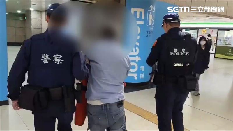 新北李翁誤闖板橋車站女廁上大號，因通緝身分遭解送歸案。（圖／翻攝畫面）