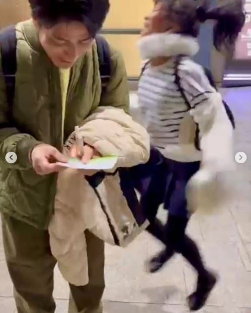 郭彥均女兒得知能進場看演唱會時，開心地蹦蹦跳跳。（圖／翻攝自IG @antony8955）