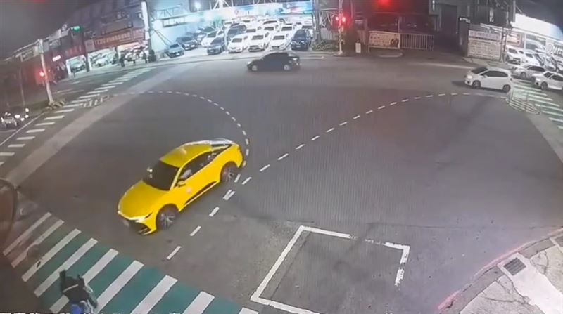 林姓男子騎腳踏車從斑馬線上穿越馬路被撞。（圖／翻攝畫面）