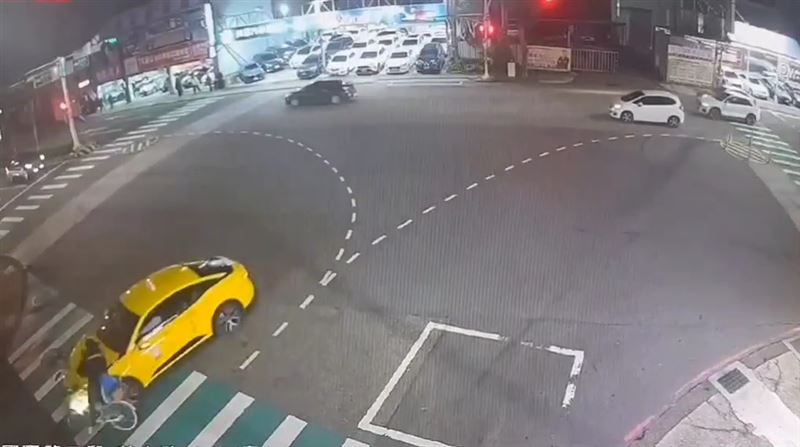 林姓男子騎腳踏車從斑馬線上穿越馬路被撞。（圖／翻攝畫面）