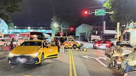 桃園市區2日晚間發生一起嚴重車禍，林姓男子（69歲）駕駛計程車行經國際路一段左轉慈文路時，撞上騎乘腳踏車穿越馬路林姓男子（37歲），林姓騎士被飛倒地昏迷不醒，目前仍在加護病房搶救中。（圖／翻攝畫面）