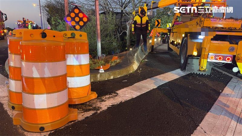 小貨車自撞槽化線橋墩後翻落邊坡起火，2人受困車內慘遭活活燒死。（圖／翻攝畫面）