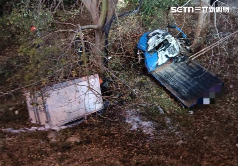 小貨車自撞槽化線橋墩後翻落邊坡起火，猛烈撞擊導致後車廂脫落。（圖／翻攝畫面）