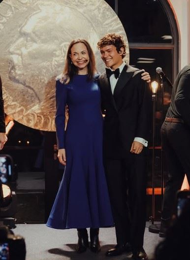 歐瑪魯德伯格（圖右）去年曾在諾貝爾和平獎展覽開幕式為反對派領袖馬查多（左）獻唱。（圖／翻攝自IG @officialomar）