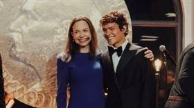 歐瑪魯德伯格（圖右）去年曾在諾貝爾和平獎展覽開幕式為反對派領袖馬查多（左）獻唱。（圖／翻攝自IG @officialomar）