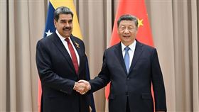 先前習近平（右）與委內瑞拉總統馬杜洛（左）握手，如今馬杜洛被美國抓走。（圖／翻攝自新華社）

