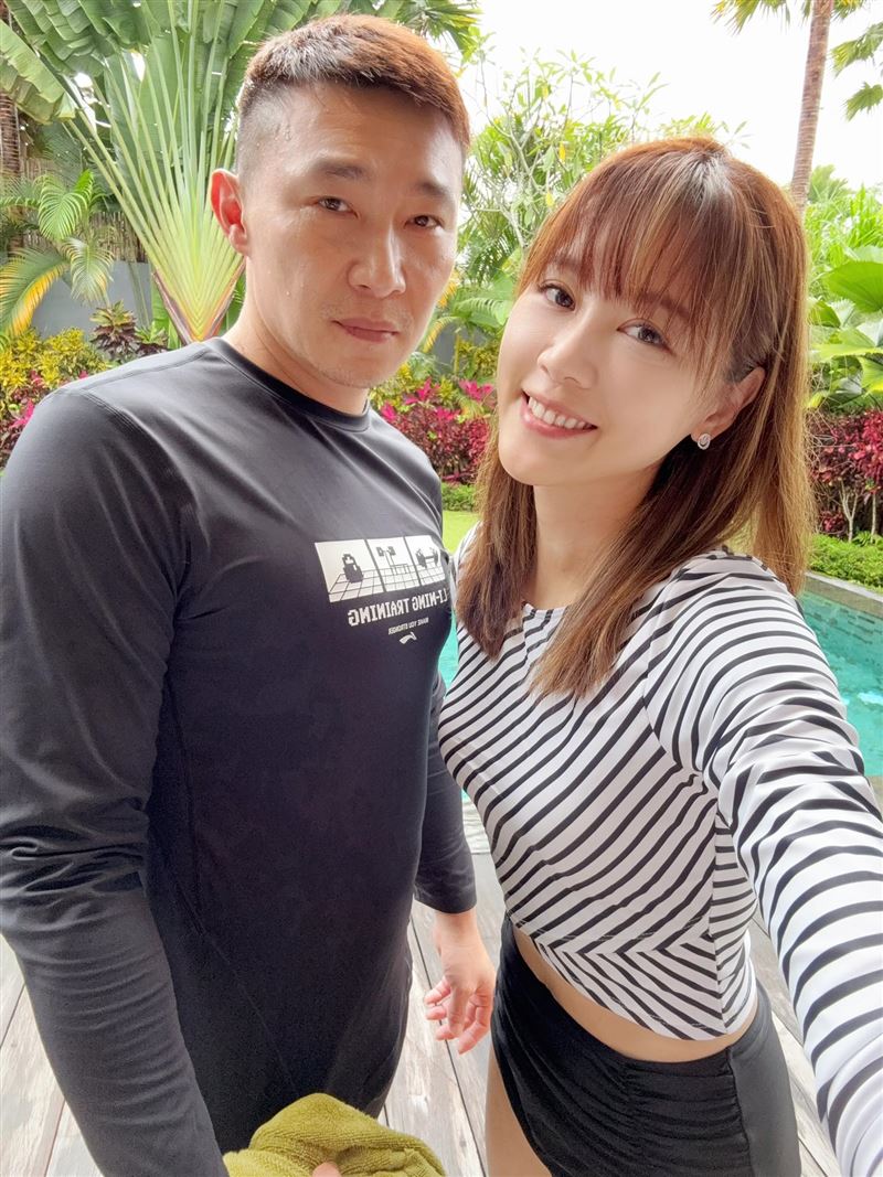 女星嚴立婷（右）與前職籃球員張智峰（左）結婚後育有一對兒女。（圖／翻攝自嚴立婷 Willson &amp; Tina 臉書）