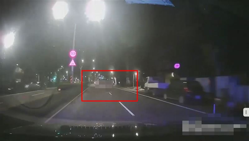 張男開著廂型車在警車前蛇行變換車道。（圖／翻攝畫面）